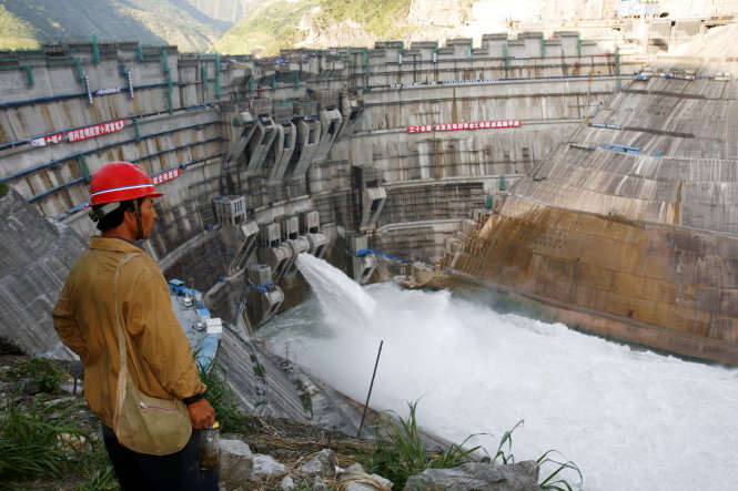 Đập thủy điện Tiểu Loan của Trung Quốc cao nhất thế giới (292m) ở thượng nguồn sông Mekong bắt đầu hoạt động năm 2010. Theo các nhà hoạt động môi trường quốc tế, con đập này là “kẻ thủ ác” khiến sông Mekong hấp hối - Ảnh: AFP