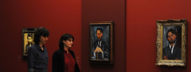 Trưng bày “Những chân dung đàn ông” trong một triển lãm của danh họa Ý Modigliani - Ảnh: AFP