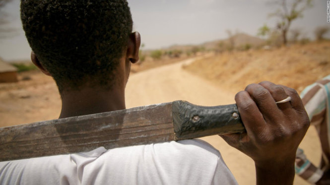 Boko Haram đã thay đổi cách dân làng đối xử với những người lạ, đặc biệt là các cô gái trẻ như Fati - Ảnh: CNN