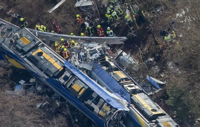 Hiện trường vụ hai tàu hỏa tông nhau ở Đức hôm 9-2 - Ảnh: EPA