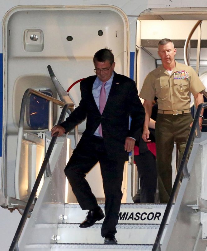 Bộ trưởng quốc phòng Mỹ Ash Carter bước ra khỏi máy bay tại sân bay quốc tế Ninoy Aquino ở Manila ngày 13-4-2016 - Ảnh: Reuters