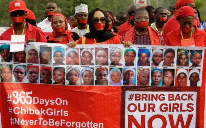 Người dân Nigeria tuần hành yêu cầu chính phủ giải cứu các nữ sinh bị bắt cóc - Ảnh: AP