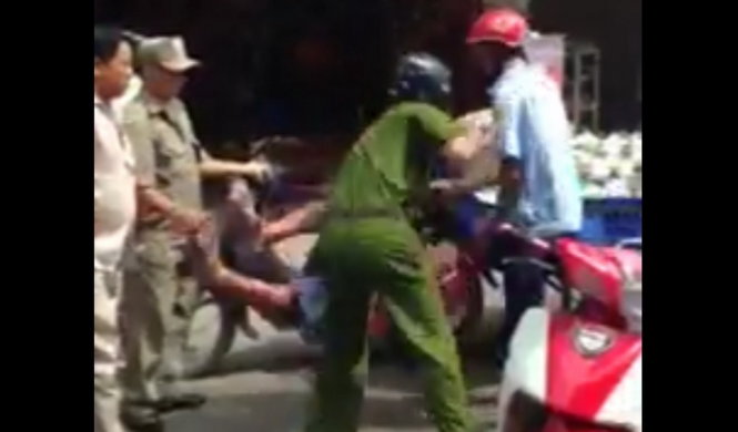 Thượng sĩ Lương Việt Hà đánh anh Phạm Thiện Minh Phong - Ảnh cắt từ clip.