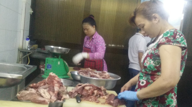 Thịt trâu được sơ chế để bán thành thịt bò ở điểm kinh doanh của ông Suốt - Ảnh: Hoàng Lộc