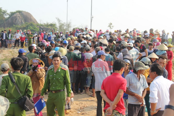 Công an tỉnh Quảng Ngãi và rất đông người dân tại hiện trường vụ tai nạn - Ảnh: Trần Mai