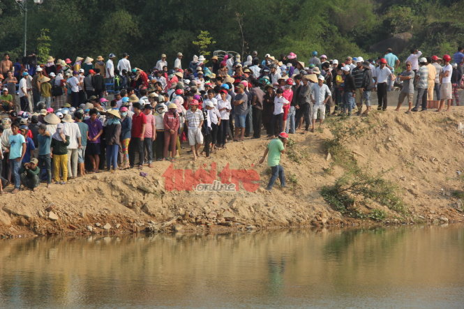 Bờ sông Trà Khúc, khu vực xảy ra tai nạn thương tâm - Ảnh: Trần Mai