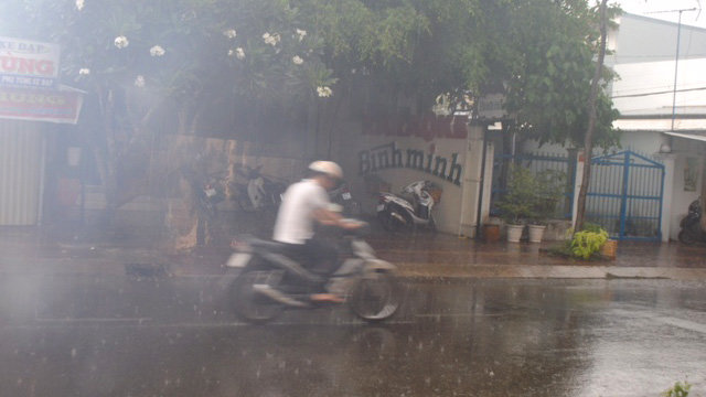 Cơn mưa “ghe thăm” TP Cà Mau chiều ngày 15-4