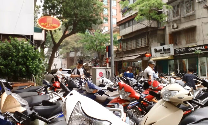 Một bãi xe tự phát mọc lên trước sảnh Ngân hàng Nhà nước thu với giá 10.000 đồng/ lần gửi - Ảnh: Quang Thế