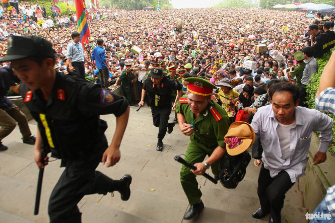Khoảng 8h20 phút, hàng rào chắn cuối cùng được mở ra, ngay lập tức hàng nghìn người nhào lên phía trước - Ảnh: Nguyễn Khánh