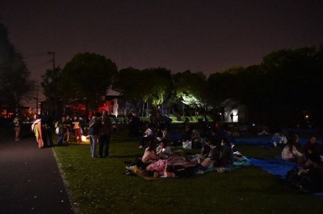 Nhiều người ngủ qua đêm ngoài đường do lo sợ các dư chấn Ảnh: AFP