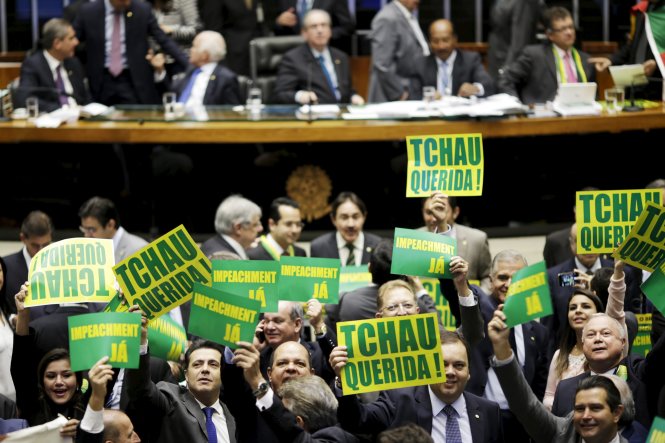 Các nghị sĩ Brazil cầm khẩu hiệu tại hạ viện, kêu gọi luận tội Tổng thống Dilma Rousseff. Ảnh: Reuters
