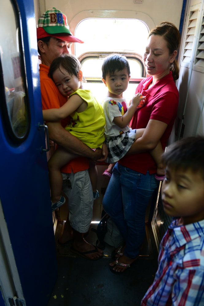 Một gia đình ở Dĩ An (Bình Dương) di chuyển lên TP.HCM bằng tuyến đường sắt ngoại ô Sài Gòn – Dĩ An trưa 17-4 - Ảnh: Quang Định
