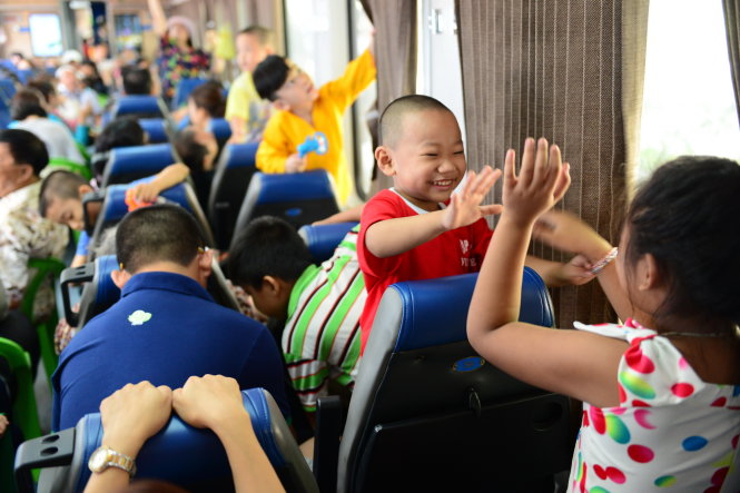 Các em nhỏ thích thú với trải nghiệm đi xe lửa lần đầu - Ảnh: Quang Định