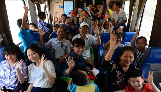 Niềm vui của nhiều hành khách được trải nghiệm đi tàu lửa chỉ với giá 10 ngàn đồng - Ảnh: Quang Định