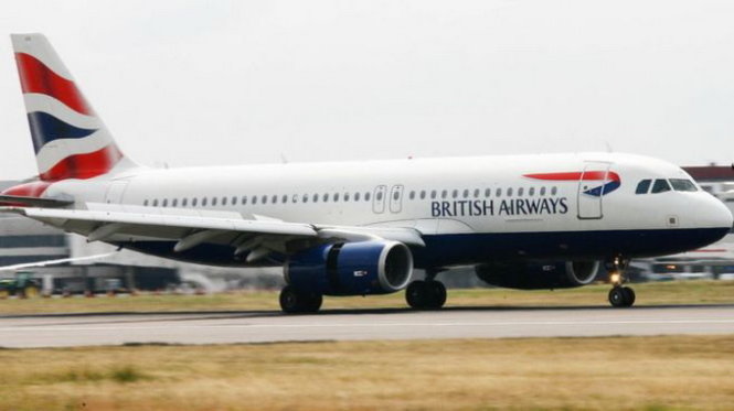 Cảnh sát Anh cho biết máy bay Airbus A320 của hãng hàng không British Airways đã bị một máy bay không người lái khả nghi đụng phải ở sân bay Heathrow - Ảnh:BA