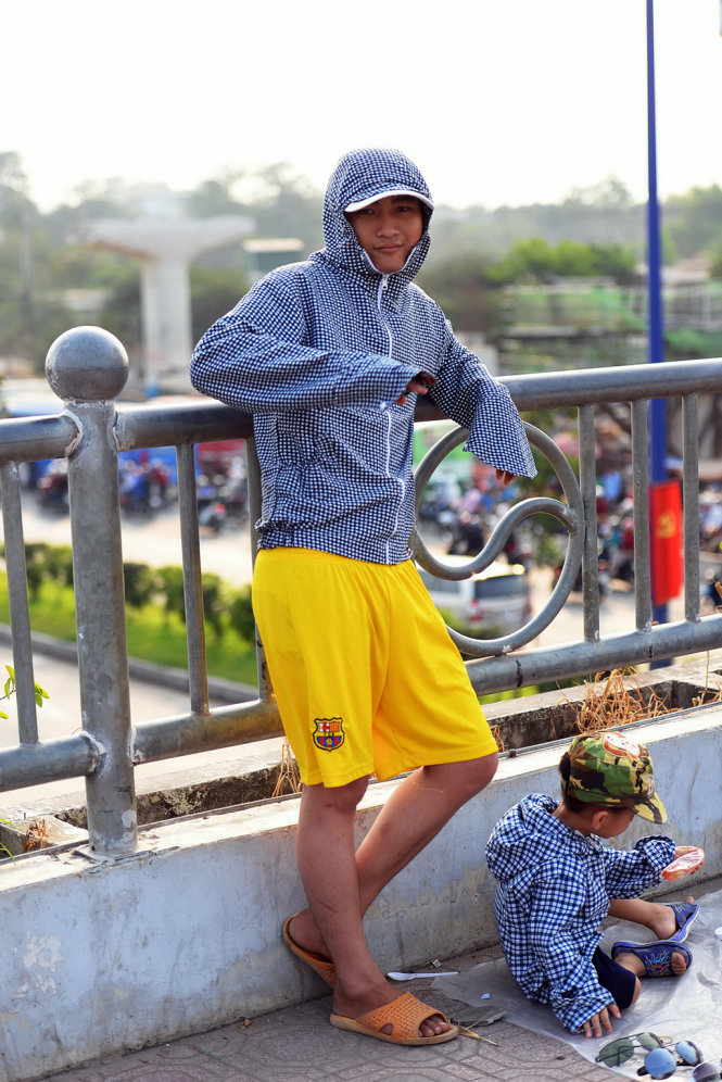 Một thanh niên mặc áo chống nắng khi ra đường. Ảnh: Hữu Khoa