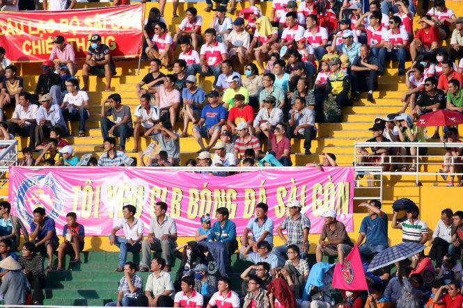 Khá đông khán giả TP.HCM đến sân Thống Nhất xem trận ra mắt của CLB Sài Gòn Ảnh: N.K.