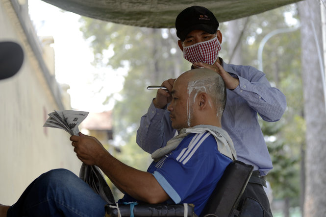 Anh Nguyễn Thanh Quang (45 tuổi) cho biết trời Sài Gòn những ngày này nắng gắt nên anh đi cạo trọc đầu cho thoải mái - Ảnh: Duyên Phan