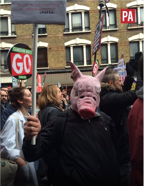 Ông Gary Manning đội mặt nạ đầu heo (tượng trưng những kẻ làm giàu xấu xa) tham gia cuộc biểu tình chống Chính phủ Anh, quy tụ hàng chục ngàn người hôm 16-4 
- Ảnh từ Twitter