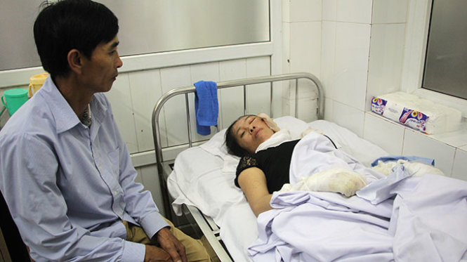 Ông Nguyễn Hữu An lo lắng chăm sóc bà Vân tại bệnh viện Đa khoa 115 Nghệ An - Ảnh: Doãn Hòa