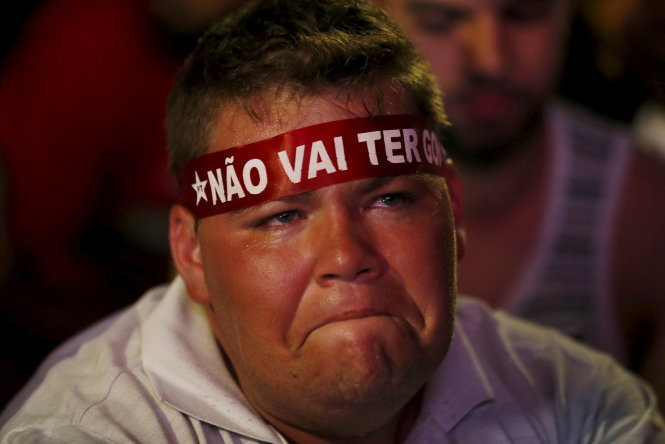 Người ủng hộ bà Rousseff khóc đỏ mắt khi biết kết quả - Ảnh: Reuters