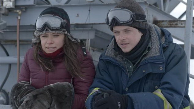 Hai diễn viên Tatiana Maslany và Dane DeHaan trong Two lovers and a bear - Ảnh: TF1

