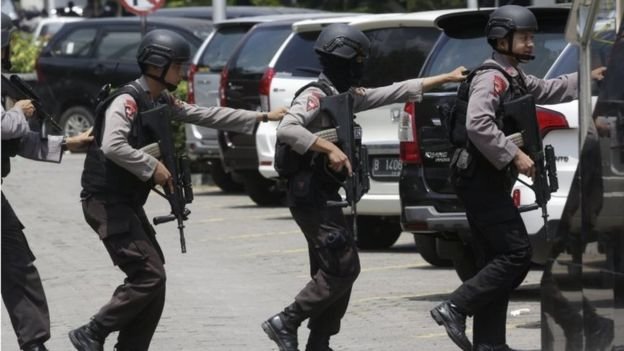 Cảnh sát chống Indonesia vây bắt nghi can khủng bố sau loạt vụ đánh bom ở Jakarta hồi đầu năm nay - Ảnh: AP