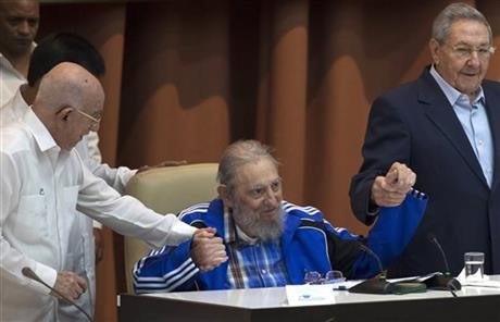 Cựu chủ tịch Cuba Fidel Castro nắm tay những người đồng chí của mình tại Đại hội Đảng Cộng sản Cuba lần thứ 7 - Ảnh: AP