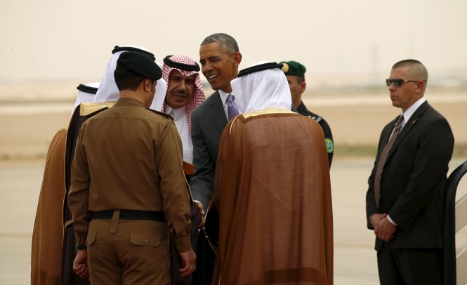 Vài quan chức cấp thấp ra sân bay Riyadh tiếp đón tổng thống Mỹ Barack Obama - Ảnh: Reuters