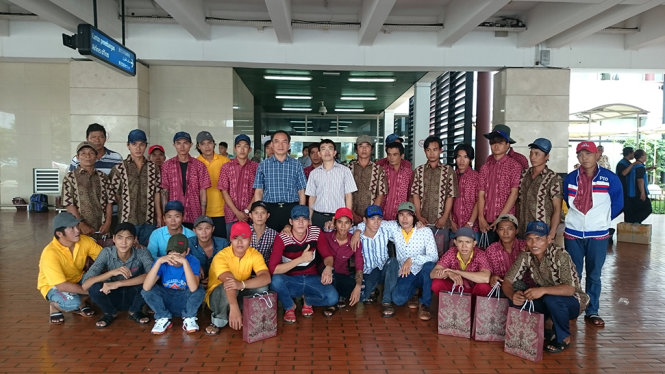 Đại diện Đại sứ quán Việt Nam tại Indonesia đưa 36 ngư dân về nước - Ảnh: ĐSQ VN cung cấp