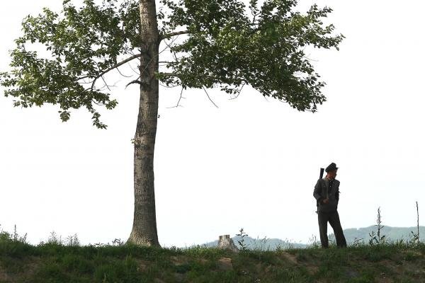 Một binh sỹ CHDCND Triều Tiên canh gác ở biên giới với Trung Quốc, khu vực gần Sinuiju - Ảnh: UPI