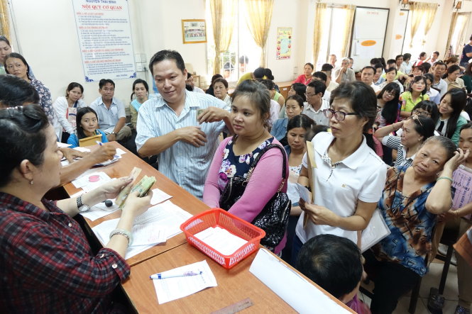 Phụ huynh và học sinh nộp hồ sơ xét tuyển vào lớp 10 tại Trường THPT Nguyễn Thái Bình, Q.Tân Bình, TP.HCM năm học 2015 - 2016 - Ảnh: Như Hùng