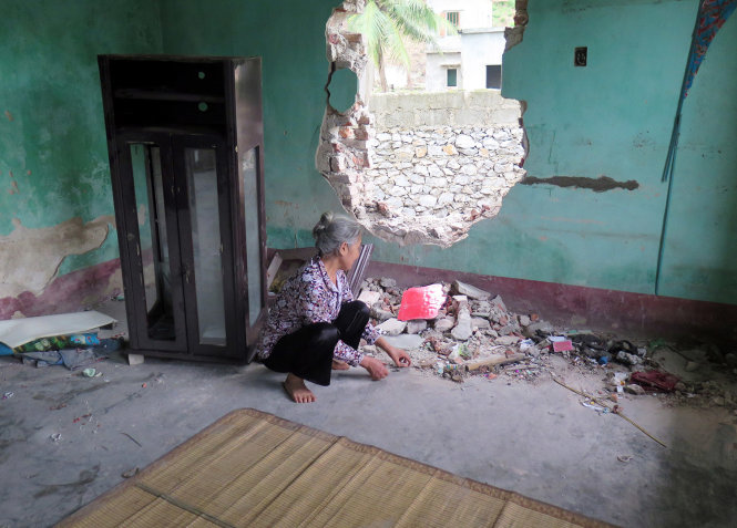 Nhà của một hộ dân trong vùng phải di dời bị đập bể trong khi chưa thống nhất được việc đền bù - Ảnh: Đình Ngọc