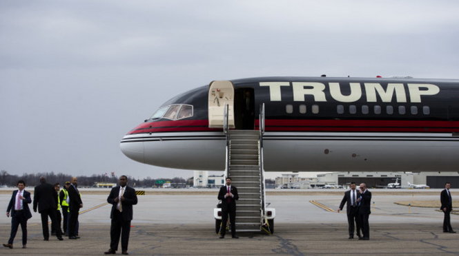 Một chiếc máy bay của ông Trump - Ảnh: AP