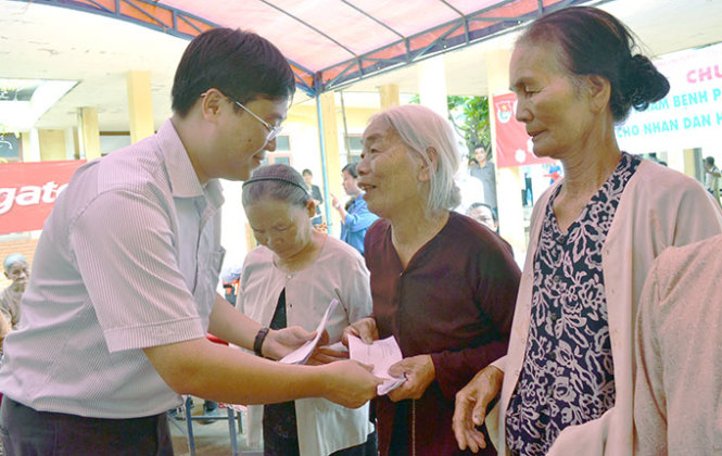 Anh Lê Quốc Phong trong một chuyến trao quà từ thiện cho người nghèo đảo Lý Sơn (Quảng Ngãi) 
- Ảnh: Trần Mai