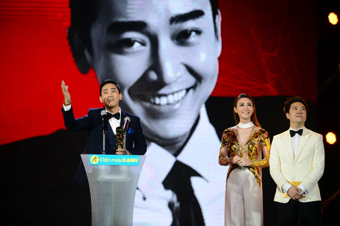 Diễn viên Hứa Vĩ Văn đoạt giải Nam diễn viên phim truyền hình được yêu thích nhất trong lễ trao giải HTV Awards tối 23-4 tại Nhà hát Hòa Bình, TP.HCM - Ảnh: Quang Định