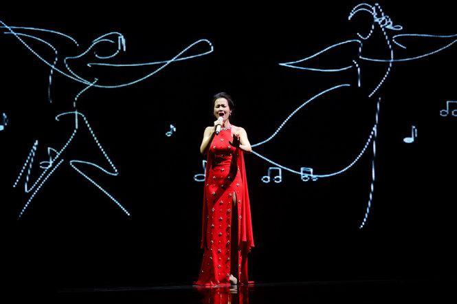 Ca sĩ Võ Hạ Trâm trình diễn trong lễ trao giải HTV Awards tối 23-4 tại Nhà hát Hòa Bình, TP.HCM - Ảnh: Quang Định