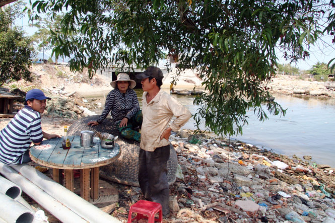 Nhiều người dân sống lâu năm ở gần cảng cá Vĩnh Lương cho biết, cứ mỗi khi nước triều cạn là mùi hôi thối bốc lên rất kinh khủng - Ảnh: Phan Sông Ngân