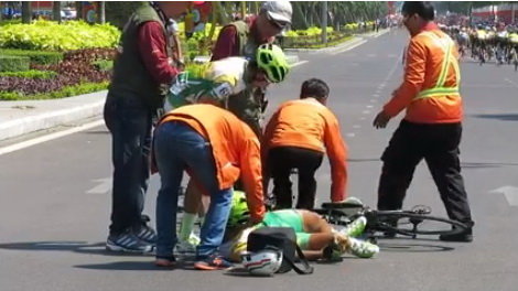 Hai tay đua An Giang bị ngã ở khúc cua cuối chặng 11 - 
Ảnh chụp từ clip truyền hình