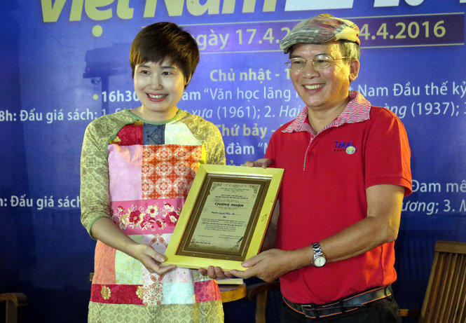 Nhà sưu tập Nguyễn Hữu Lệ (phải) nhận giấy chứng nhận đấu thắng quyển Hai buổi chiều vàng - Ảnh: L.Điền