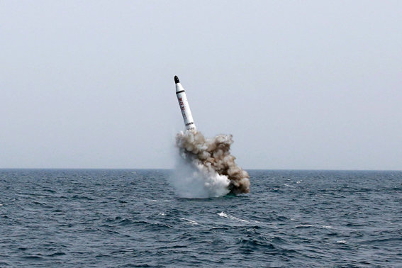 Vụ bắn thử tên lửa từ tàu ngầm của Triều Tiên hồi năm 2015 bị tố là sản phẩm của công nghệ cắt ghép - Ảnh: KCNA