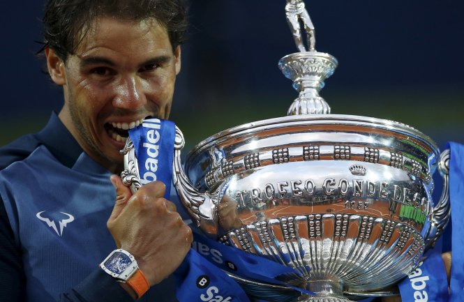 Nadal bên cạnh chức vô địch Giải quần vợt Barcelona mở rộng 2016. Ảnh: Reuters