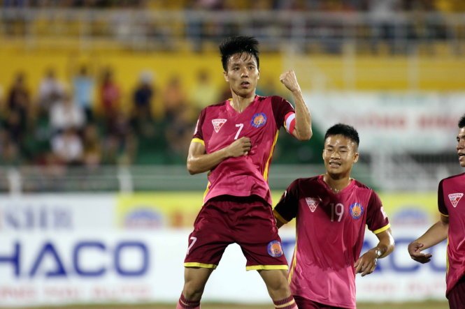 Các cầu thủ Sài Gòn ăn mừng bàn thắng vào lưới Long An - Ảnh: N.K.