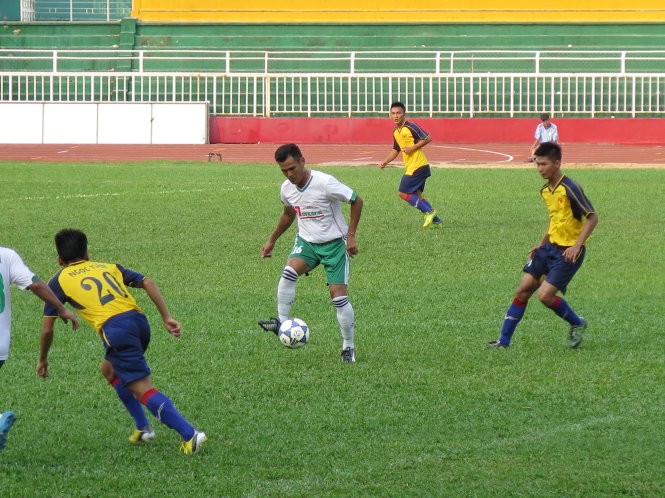 Cựu tuyển thủ quốc gia Phan Thanh Bình (áo trắng, giữa) trong màu áo đội Mancons Sài Gòn - Ảnh: Sĩ Huyên
