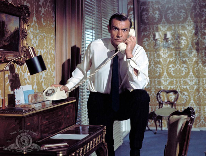 Trước Daniel Craig, Sean Connery mới là người hùng James Bond của mọi khán giả. Cảnh trong phim From Russia With Love - Ảnh: United Artists