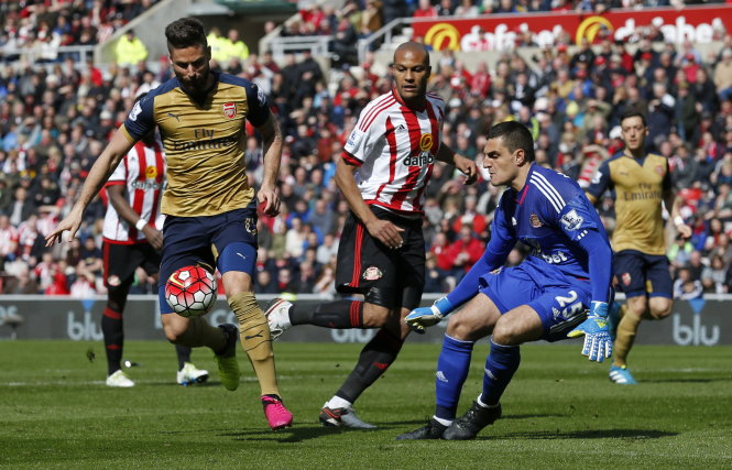 Thủ thành Mannone (phải) chơi xuất sắc khiến Arsenal không thể ghi bàn - Ảnh: Reuters