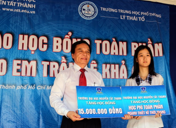 PGS.TS Nguyễn Mạnh Hùng - hiệu trưởng Trường ĐH Nguyễn Tất Thành trao học bổng cho Trần Lê Khả Ái. - Ảnh: Bá Anh