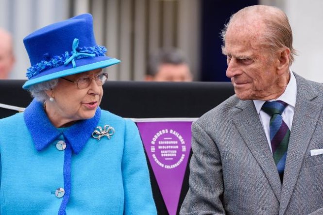 Nữ hoàng Elizabeth II 90 tuổi bên người chồng của bà, hoàng tử Philip 94 tuổi - Ảnh: Newsweek