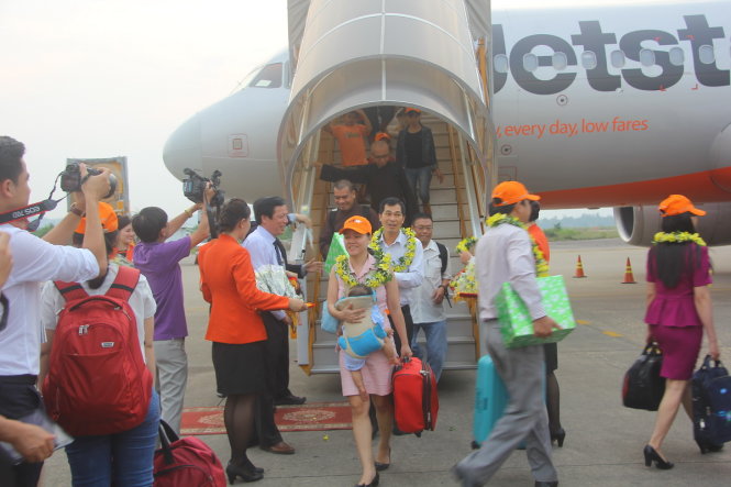 Lãnh đạo UBND tỉnh Thừa Thiên-Huế đến tần cầu thang máy bay tặng hoa, chào đón những hành khách đi trên chuyến bay đầu tiên Huế -Nha Trang - Ảnh: Nguyên Linh