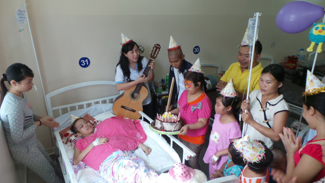 Bệnh nhi Phương Anh, quê ở Khánh Hòa, điều trị tại khoa nội ung bướu vệ tinh Bệnh viện Ung bướu TP.HCM, được chương trình “Ước mơ của Thúy” tổ chức sinh nhật tại giường bệnh - Ảnh: Tố Oanh
